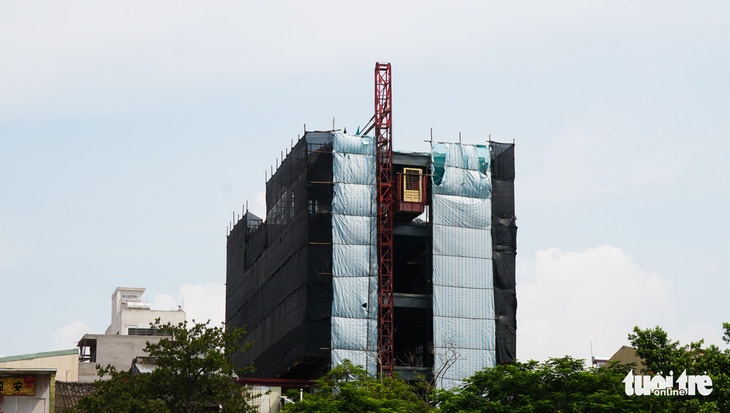 Công trình cao tầng xây sai phép cách trụ sở phường 100m vẫn đang hoàn thiện - Ảnh 1.