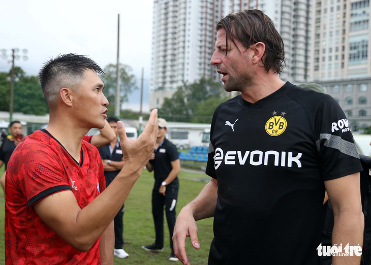 Mưa lớn ngăn đội huyền thoại CLB Dortmund tập luyện trước khi đối đầu Việt Nam - Ảnh 6.