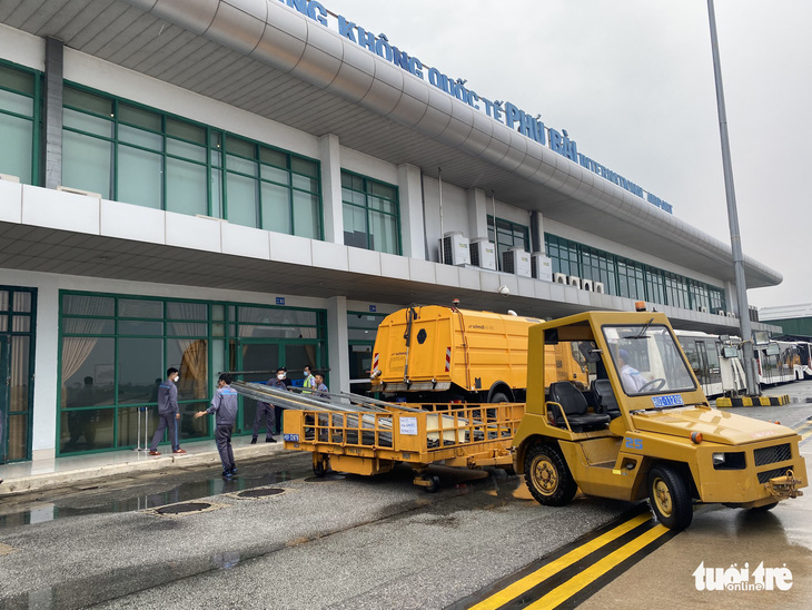 Hãng bay gấp rút di dời máy bay trú bão, một máy bay lỗi kỹ thuật phải ở lại sân bay Đà Nẵng - Ảnh 6.