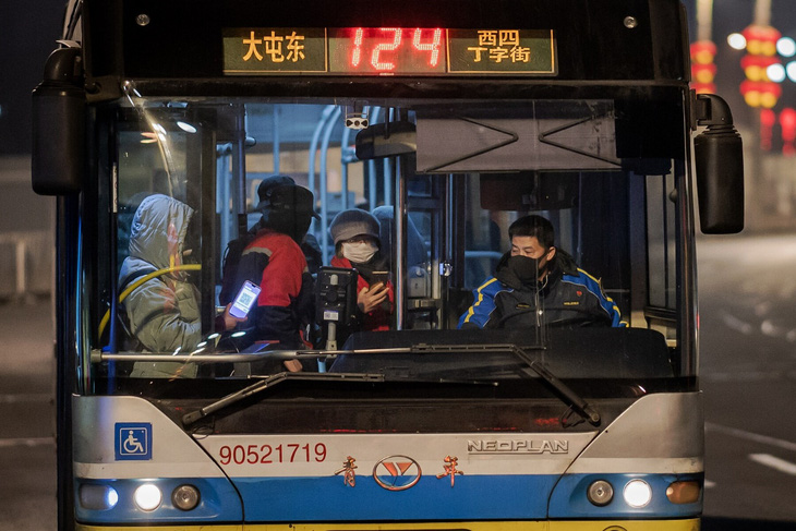 Các tài xế xe buýt Trung Quốc đeo vòng theo dõi cảm xúc để tránh tai nạn - Ảnh 1.