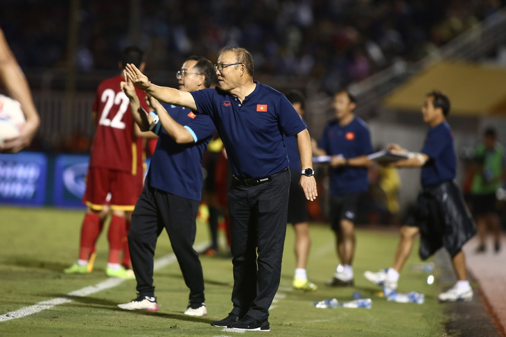 HLV Park Hang Seo và 3 trợ lý tích cực chỉ đạo dù đang thắng 3-0 - Ảnh 1.