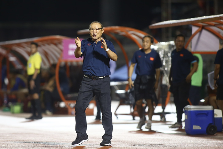 HLV Park Hang Seo và 3 trợ lý tích cực chỉ đạo dù đang thắng 3-0 - Ảnh 2.