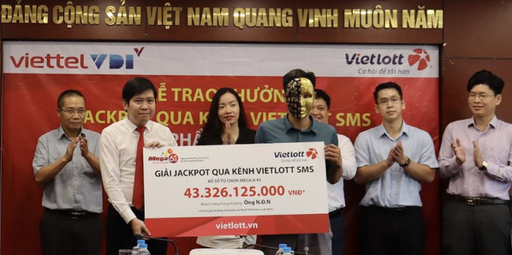 Trúng Vietlott hơn 43 tỉ đồng, hôm sau mới nói cho vợ biết - Ảnh 1.