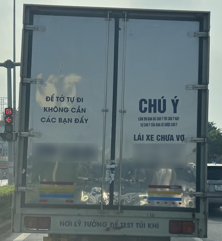 Ảnh vui 28-9: Lái xe chưa vợ ghi chú nơi lý tưởng để test túi khí - Ảnh 1.