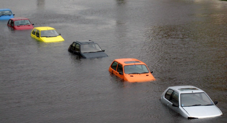 Cố lái xe qua vùng nước ngập sau mưa bão sẽ như thế nào? - Ảnh 1.