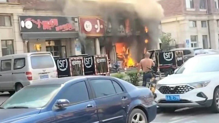 Cháy nhà hàng ở Trung Quốc, ít nhất 17 người chết - Ảnh 1.