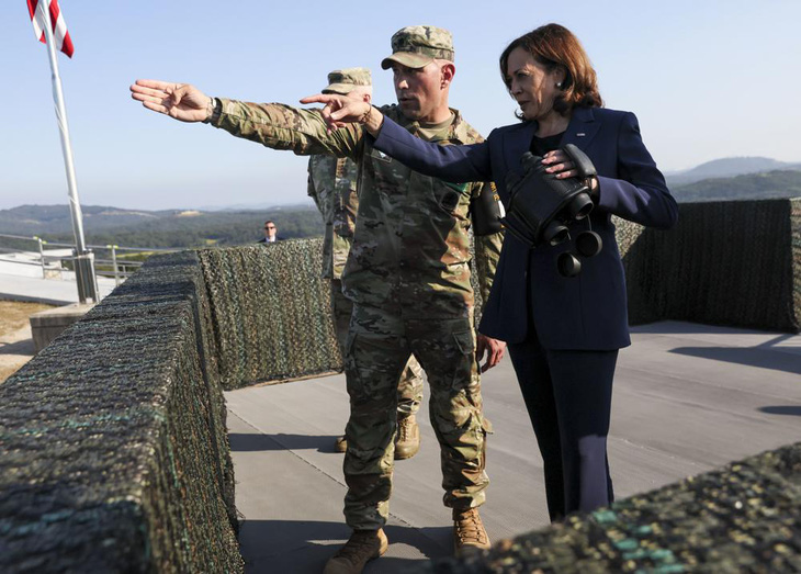 Phó tổng thống Mỹ Kamala Harris thăm khu phi quân sự Bàn Môn Điếm - Ảnh 1.