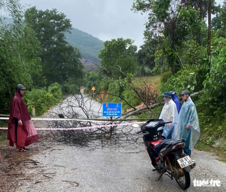 Lốc xoáy làm nhà dân tốc mái, nước lũ chia cắt nhiều hộ dân Hà Tĩnh - Ảnh 4.