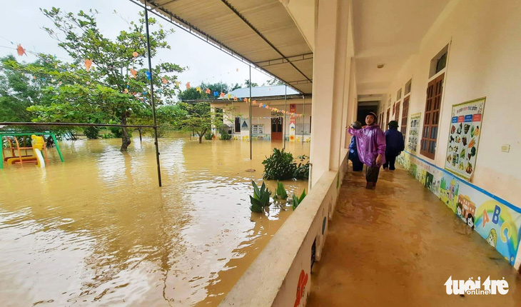 Nước ngập lênh láng, gần 300 trường ở Nghệ An cho học sinh nghỉ học - Ảnh 1.