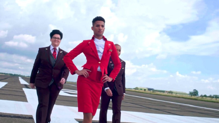 Virgin Atlantic cho phép nam tiếp viên mặc váy - Ảnh 2.