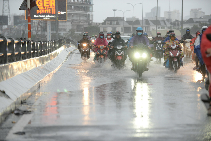 Cấm xe chạy lên cầu vượt Nguyễn Hữu Cảnh để khắc phục sự cố đứt cáp ngầm - Ảnh 1.