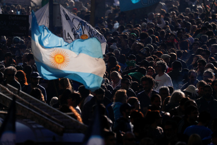 Dân Argentina tràn xuống đường ủng hộ phó tổng thống bị ám sát hụt - Ảnh 3.