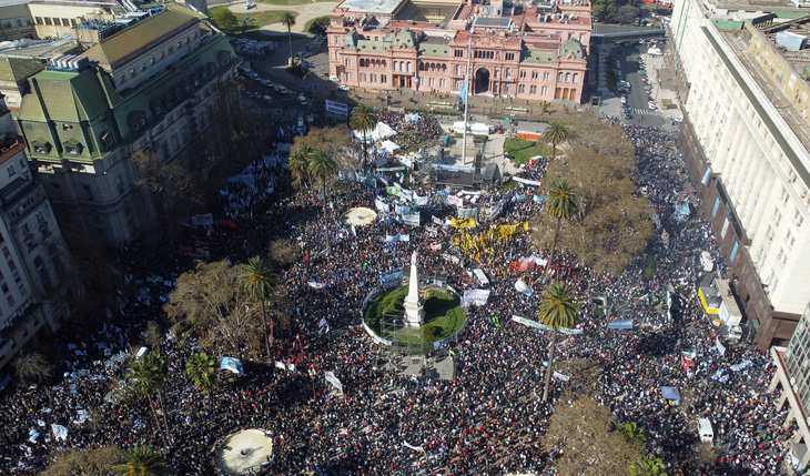 Dân Argentina tràn xuống đường ủng hộ phó tổng thống bị ám sát hụt - Ảnh 4.
