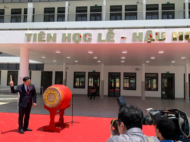 Chủ tịch Quốc hội dự lễ khai giảng năm học mới và khánh thành Trường THPT Kỳ Sơn, Nghệ An - Ảnh 2.