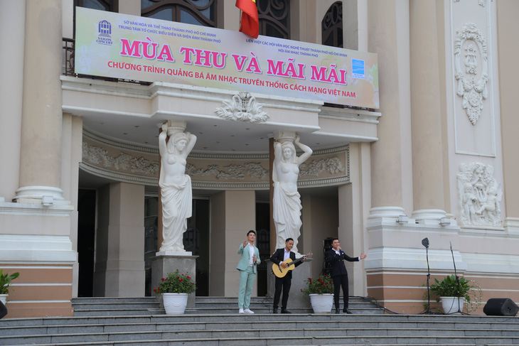 Nguyễn Phi Hùng, Đỗ Tùng Lâm, Dương Quốc Hưng quảng bá âm nhạc truyền thống cách mạng Việt Nam - Ảnh 4.