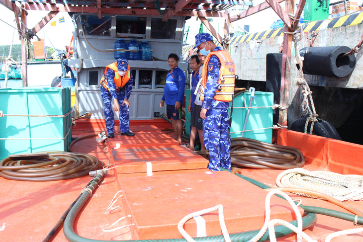 Liên tiếp bắt giữ 2 tàu cá vận chuyển khoảng 75.000 lít dầu DO trái phép - Ảnh 1.