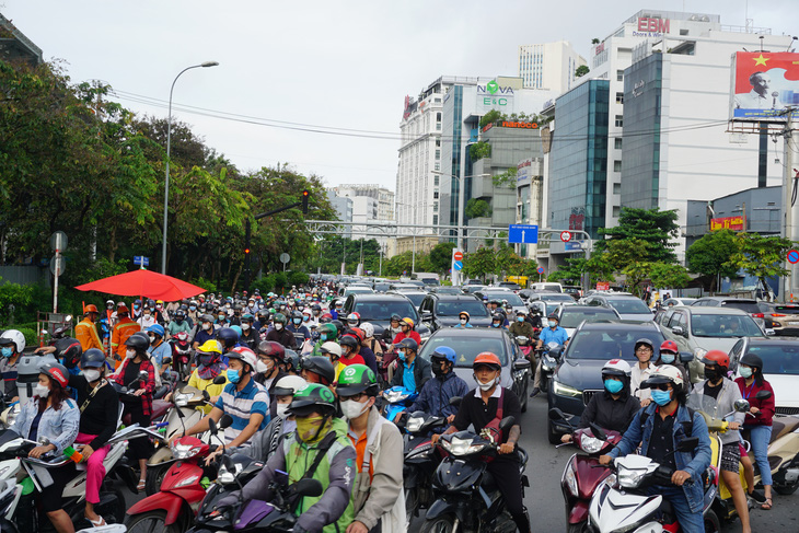 Vật vã với buổi sáng đầu tiên cấm qua cầu vượt Nguyễn Hữu Cảnh - Ảnh 1.