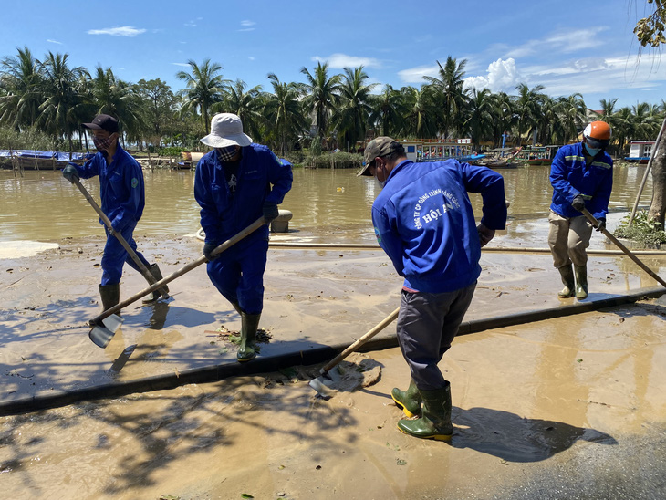 Phố cổ Hội An ngổn ngang bùn đất sau bão Noru - Ảnh 2.