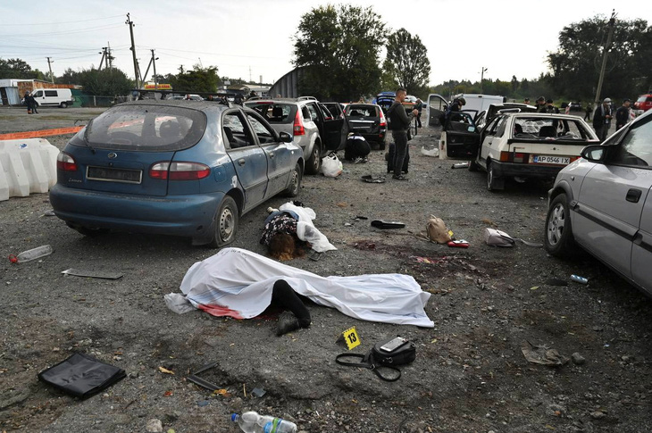 Đoàn xe dân sự bị tấn công ở Ukraine khiến 23 người chết - Ảnh 1.