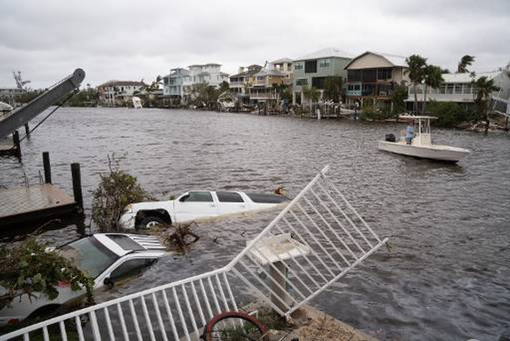 Bang Florida ngổn ngang sau bão Ian - Ảnh 3.