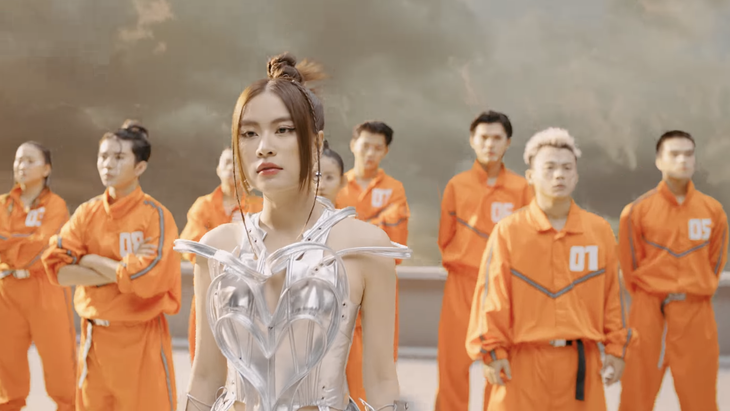 Hồng Ánh đối đầu Chi Pu trong phim kinh dị; Ca sĩ Bibi bị chỉ trích vì MV thô tục, bạo lực - Ảnh 7.