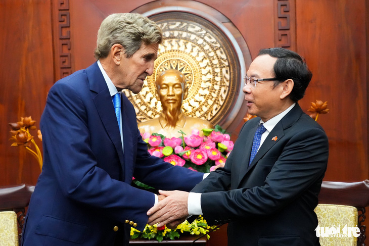 Ông Kerry thăm TP.HCM, dạo sông Sài Gòn và nhận bánh trung thu từ Bí thư Nguyễn Văn Nên - Ảnh 1.