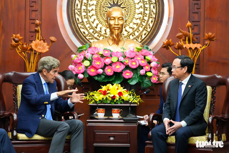 Ông Kerry thăm TP.HCM, dạo sông Sài Gòn và nhận bánh trung thu từ Bí thư Nguyễn Văn Nên - Ảnh 2.