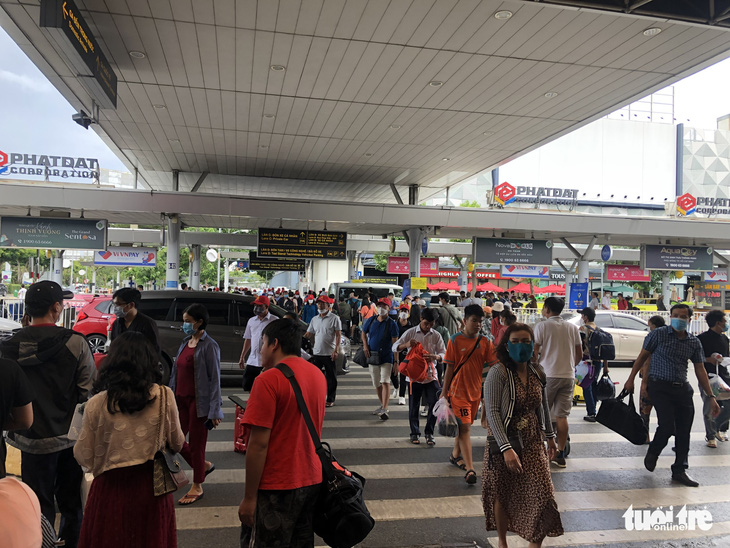 Ngày cuối kỳ lễ, sân bay Tân Sơn Nhất đông nghẹt người - Ảnh 2.