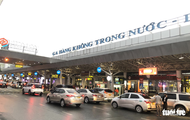 Ngày cuối kỳ lễ, sân bay Tân Sơn Nhất đông nghẹt người - Ảnh 6.