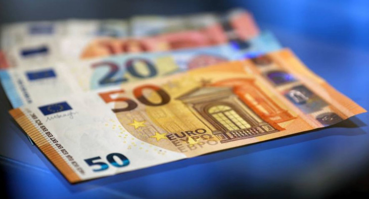 Lần đầu tiên trong 20 năm, euro rẻ hơn USD - Ảnh 1.