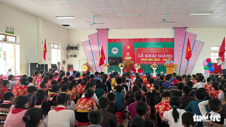 Nhiều trường ở huyện biên giới Nghệ An khai giảng muộn do mưa lũ - Ảnh 4.