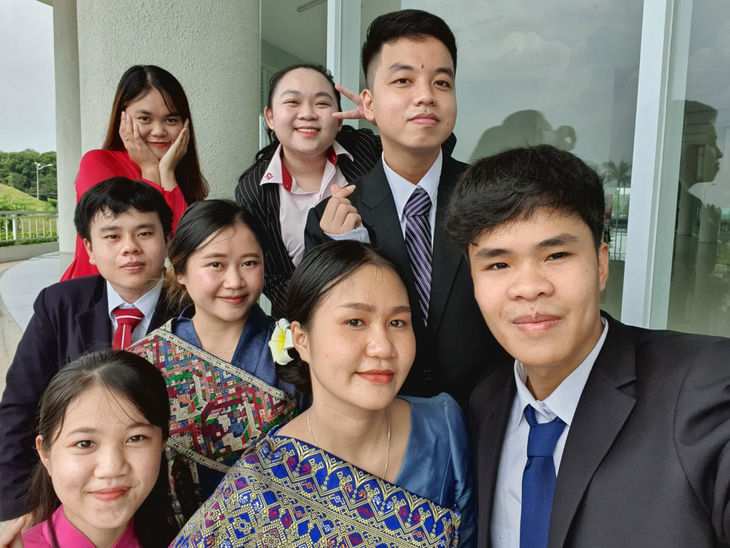 Sinh viên Lào mong quê hương sẽ phát triển như Việt Nam - Ảnh 1.
