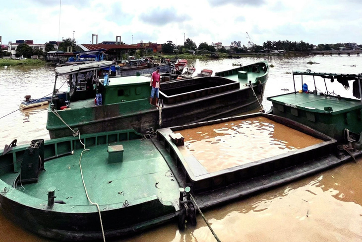 Bắt 4 tàu khai thác, vận chuyển cát trái phép trong đêm - Ảnh 2.