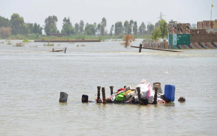Lũ lụt khiến 1/3 Pakistan chìm trong nước, 1.300 người chết