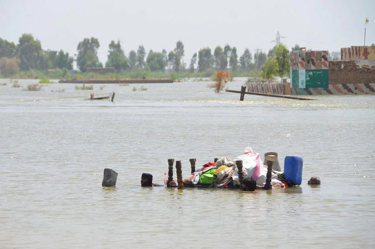 Lũ lụt khiến 1/3 Pakistan chìm trong nước, 1.300 người chết - Ảnh 1.