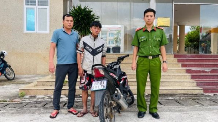 Trộm xe máy ở Long An chạy ra Quảng Ngãi thăm bạn, tiếp tục chu du Kon Tum thì bị bắt - Ảnh 1.