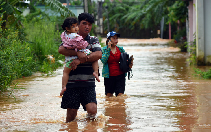 Nước từ đầu nguồn cuồn cuộn đổ về, hàng trăm hộ dân TP Biên Hòa ngập sâu