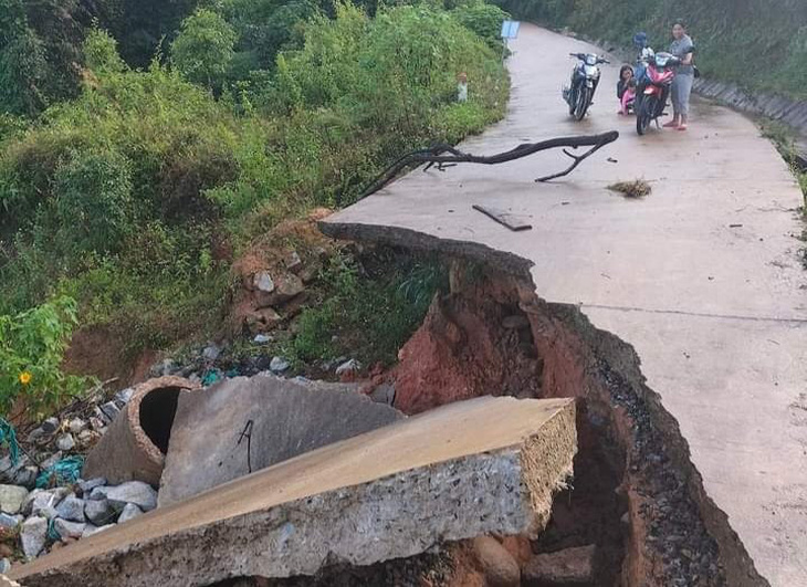 Kon Tum: Mưa kéo dài làm sạt lở nhiều đường dân sinh vùng cao - Ảnh 1.