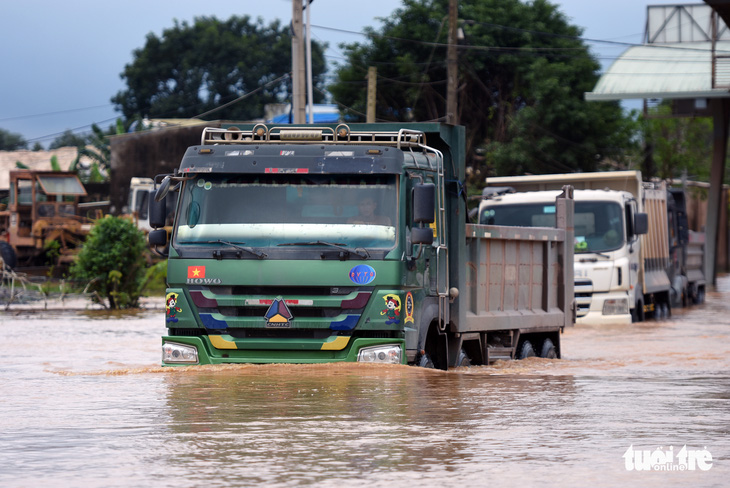 Nước từ đầu nguồn cuồn cuộn đổ về, hàng trăm hộ dân TP Biên Hòa ngập sâu - Ảnh 7.