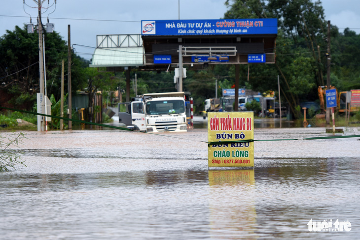 Nước từ đầu nguồn cuồn cuộn đổ về, hàng trăm hộ dân TP Biên Hòa ngập sâu - Ảnh 8.