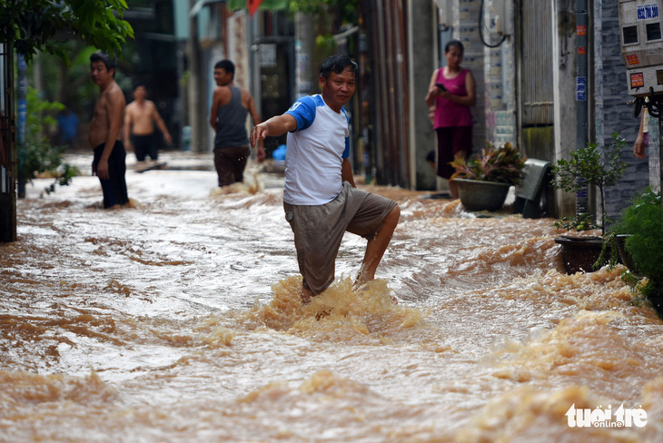 Nước từ đầu nguồn cuồn cuộn đổ về, hàng trăm hộ dân TP Biên Hòa ngập sâu - Ảnh 2.