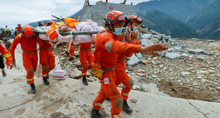 Người chết do động đất ở Tứ Xuyên tăng lên 74, Trung Quốc điều động 6.650 người cứu hộ - Ảnh 6.