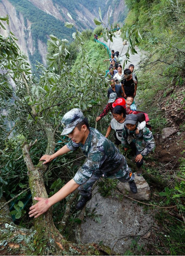 Người chết do động đất ở Tứ Xuyên tăng lên 74, Trung Quốc điều động 6.650 người cứu hộ - Ảnh 8.