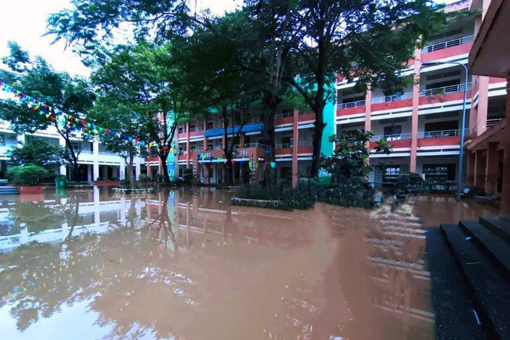 Nước lũ vào sân trường, hơn 3.600 học sinh Biên Hòa nghỉ học - Ảnh 1.