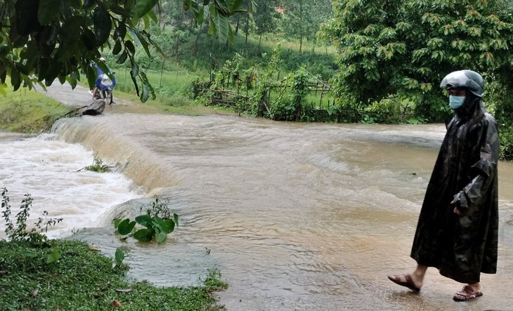 Mưa lũ gây cô lập các bản vùng sâu ở Thanh Hóa, đường giao thông bị chia cắt - Ảnh 2.