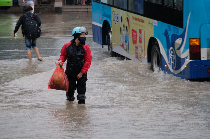 Thời tiết hôm nay 8-9: Nam Bộ giảm mưa, Bắc Bộ vào đợt mưa to - Ảnh 1.