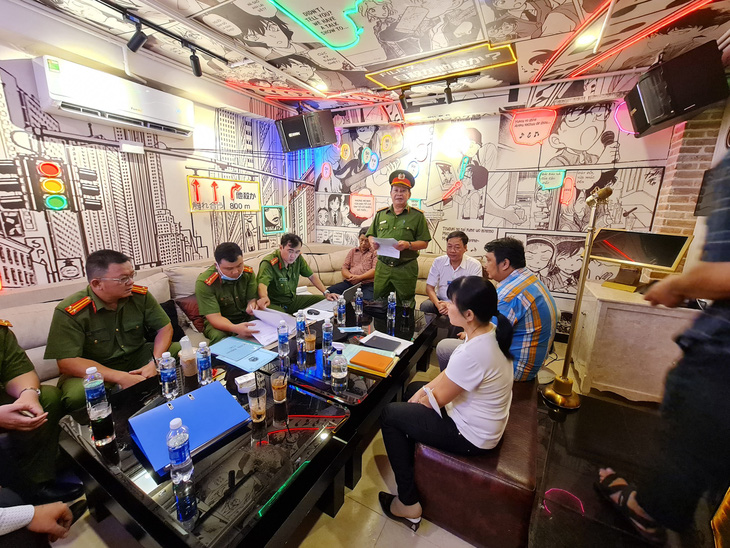 Công an TP.HCM xử lý hơn 90 quán karaoke chưa đảm bảo an toàn về cháy nổ - Ảnh 1.