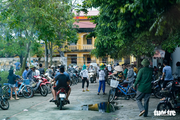 Phản đối nhà máy xử lý rác thải, hàng trăm học sinh không đến trường trong nhiều ngày - Ảnh 3.