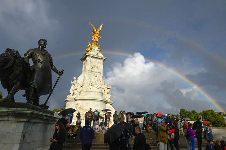 Cầu vồng kép xuất hiện ở London trong giờ phút Nữ hoàng Elizabeth II băng hà - Ảnh 1.
