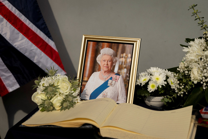 Đại sứ quán Anh tại Hà Nội treo cờ rủ, mở sổ tang viếng Nữ hoàng Elizabeth II - Ảnh 1.